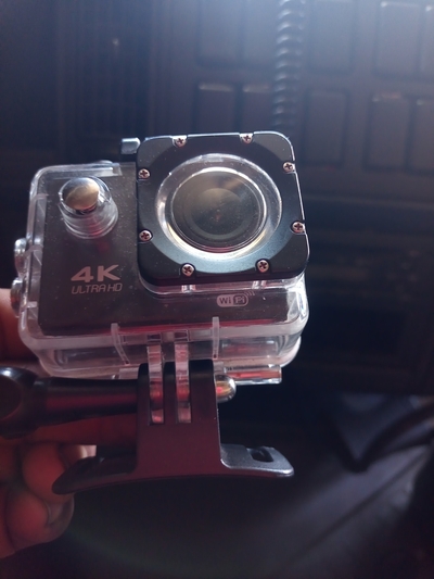 Vendo essa mini câmera 4K com carregador